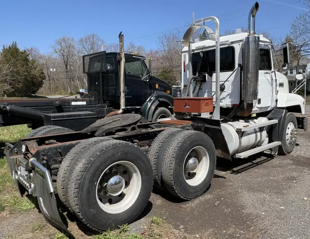 Image of Mack CH613 equipment image 4