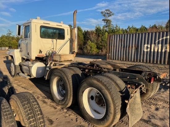 Image of Mack CH613 equipment image 3