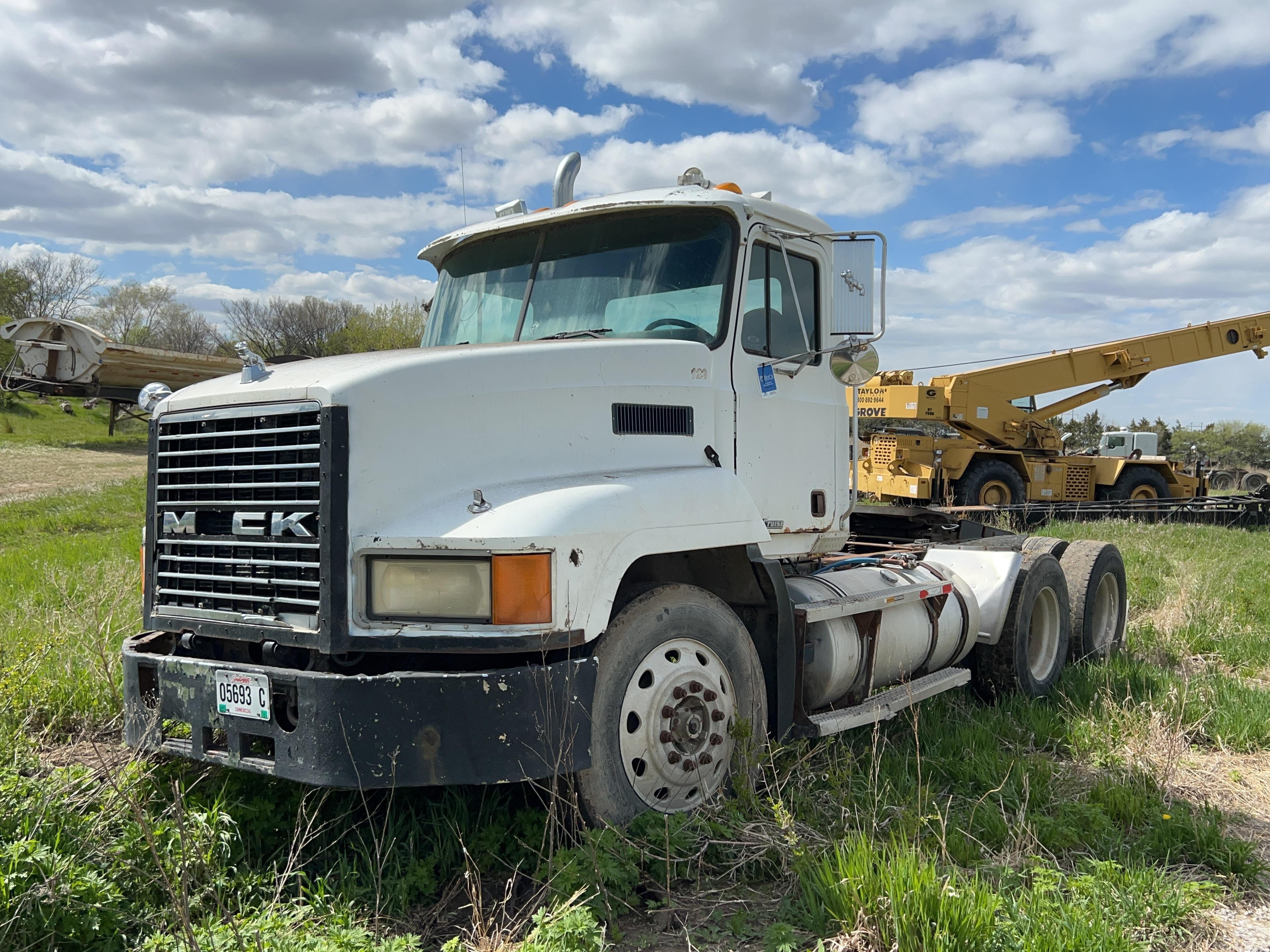 2000 Mack CH613 Equipment Image0