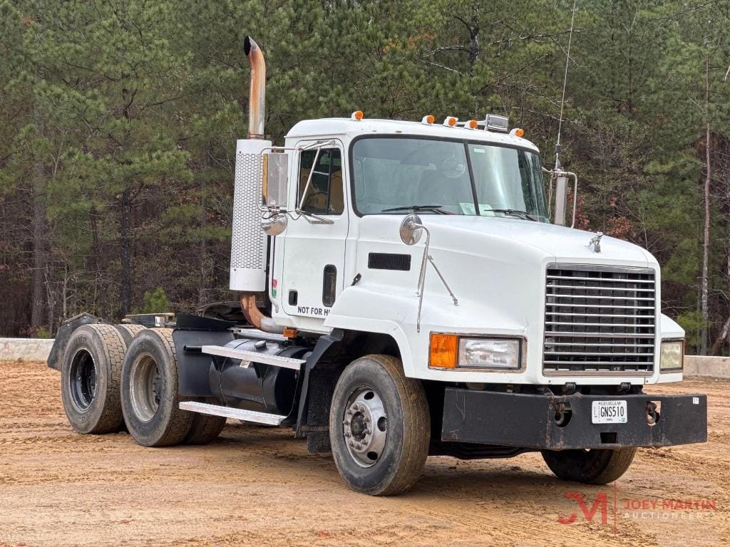 2000 Mack CH613 Equipment Image0