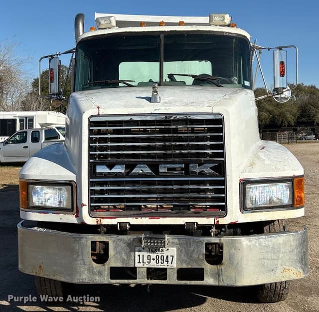 Image of Mack CH613 equipment image 1