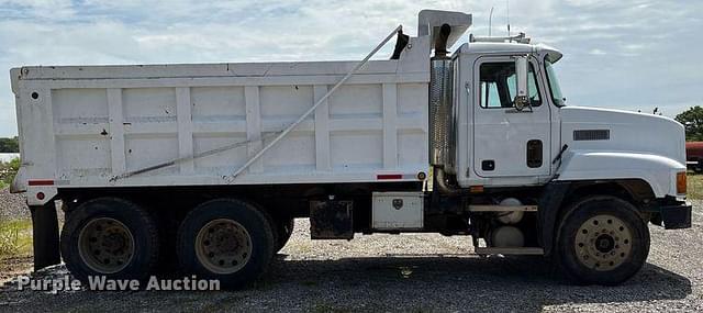 Image of Mack CH613 equipment image 3