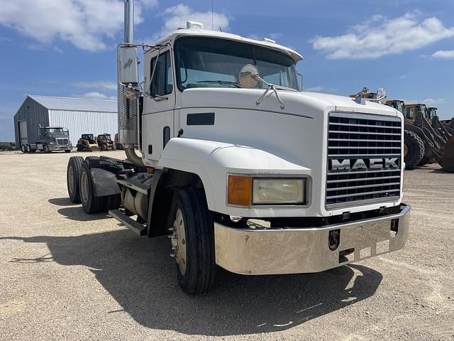 Image of Mack CH613 equipment image 1