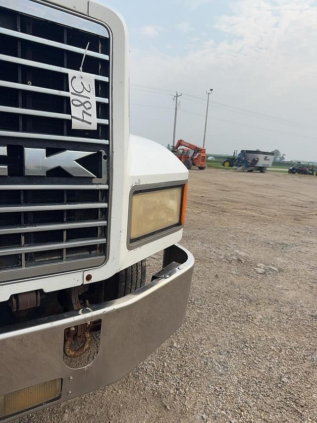 Image of Mack CH613 equipment image 4