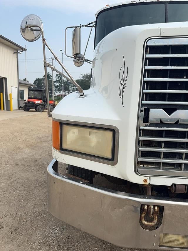 Image of Mack CH613 equipment image 3