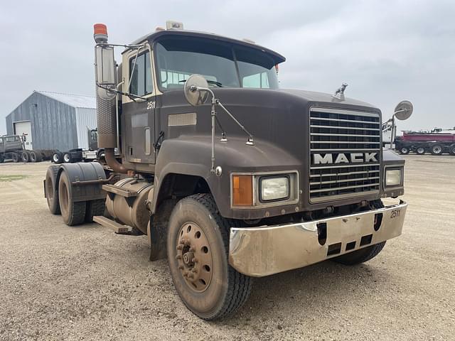 Image of Mack CH613 equipment image 1
