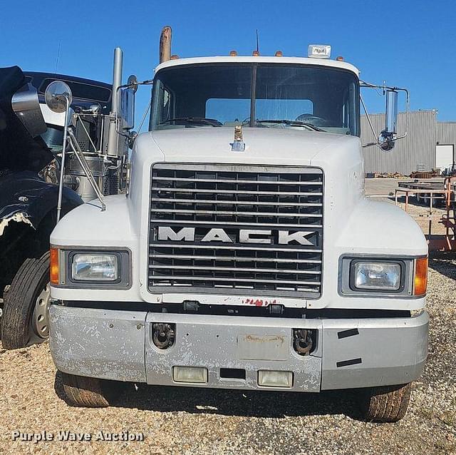 Image of Mack CH613 equipment image 1