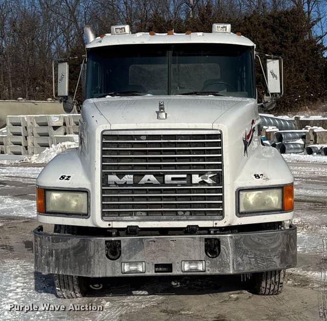 Image of Mack CH613 equipment image 1