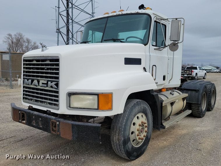 2000 Mack CH613 Equipment Image0