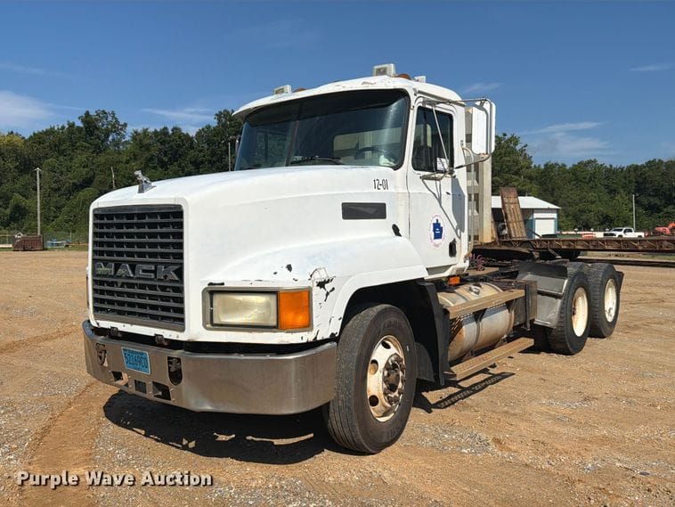 2000 Mack CH613 Equipment Image0