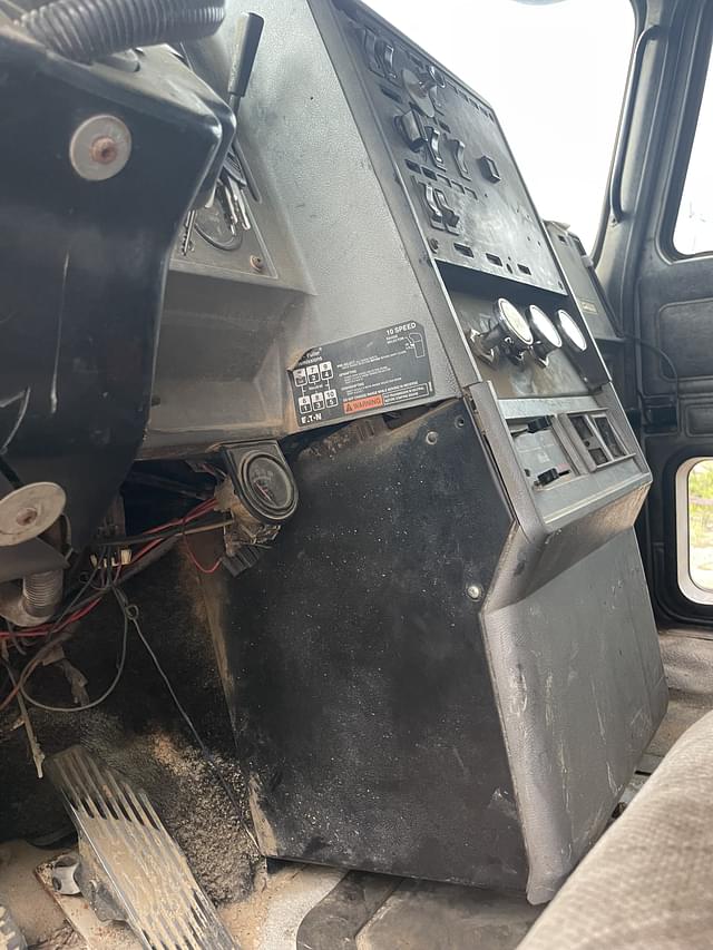 Image of Mack CH613 equipment image 4
