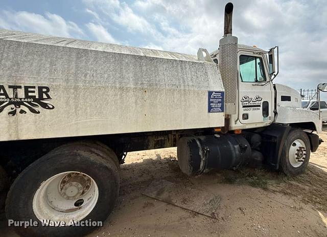 Image of Mack CH613 equipment image 3