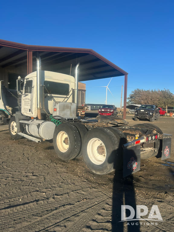 Image of Mack CX613 equipment image 2