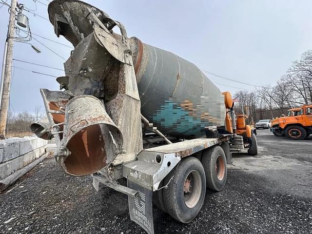 Image of Mack DM690S equipment image 3
