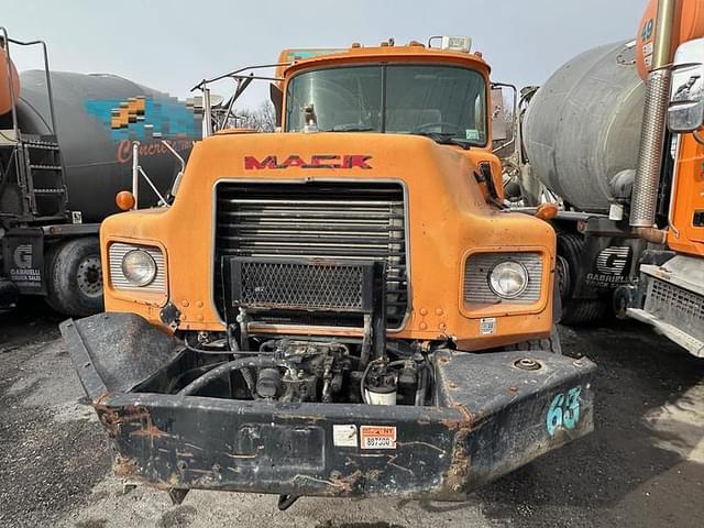 Image of Mack DM690S equipment image 1