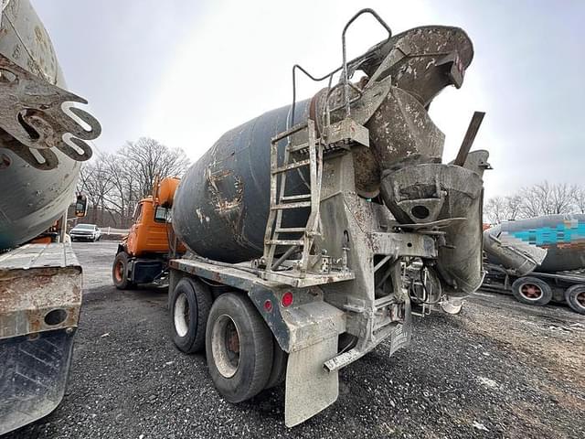 Image of Mack DM690S equipment image 2