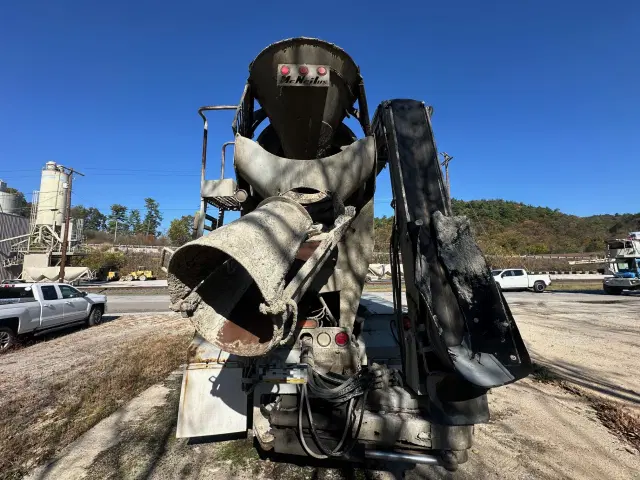 Image of Mack DM690S equipment image 4