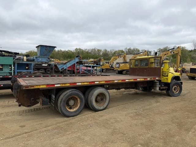 Image of Mack DM690S equipment image 3