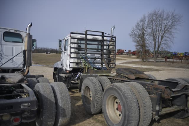 Image of Mack 600 equipment image 3