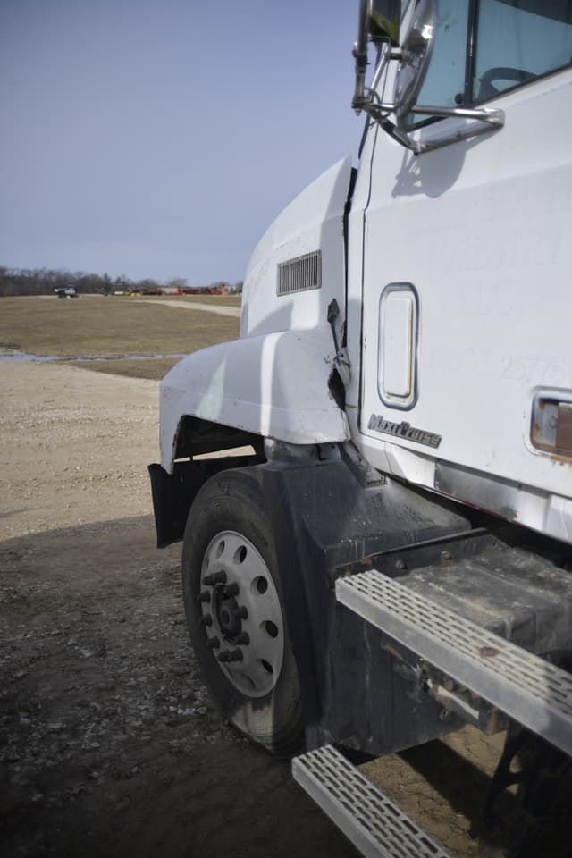 Image of Mack 600 equipment image 4