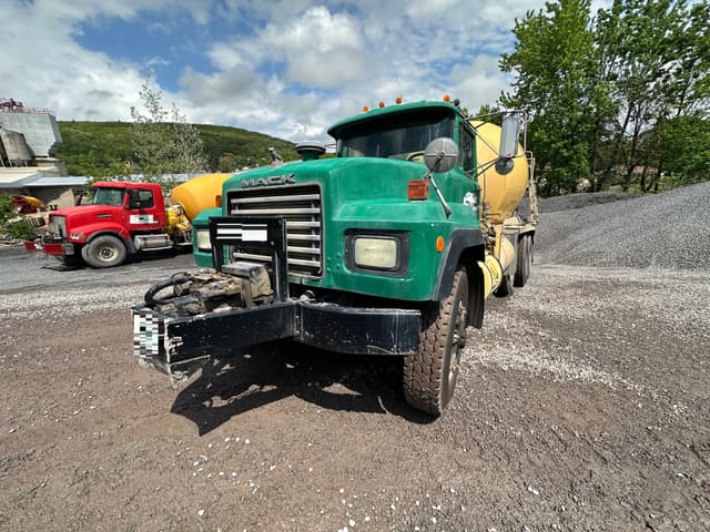 Image of Mack RB688S equipment image 3