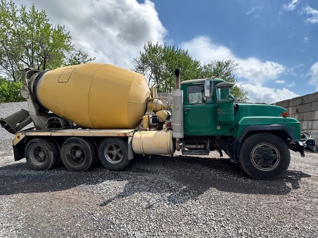 Image of Mack RB688S equipment image 2