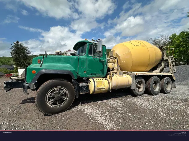 Image of Mack RB688S equipment image 2