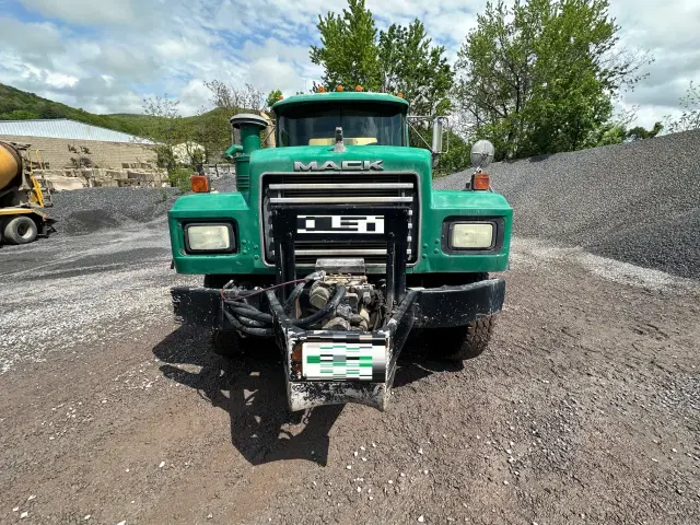 Image of Mack RB688S equipment image 4