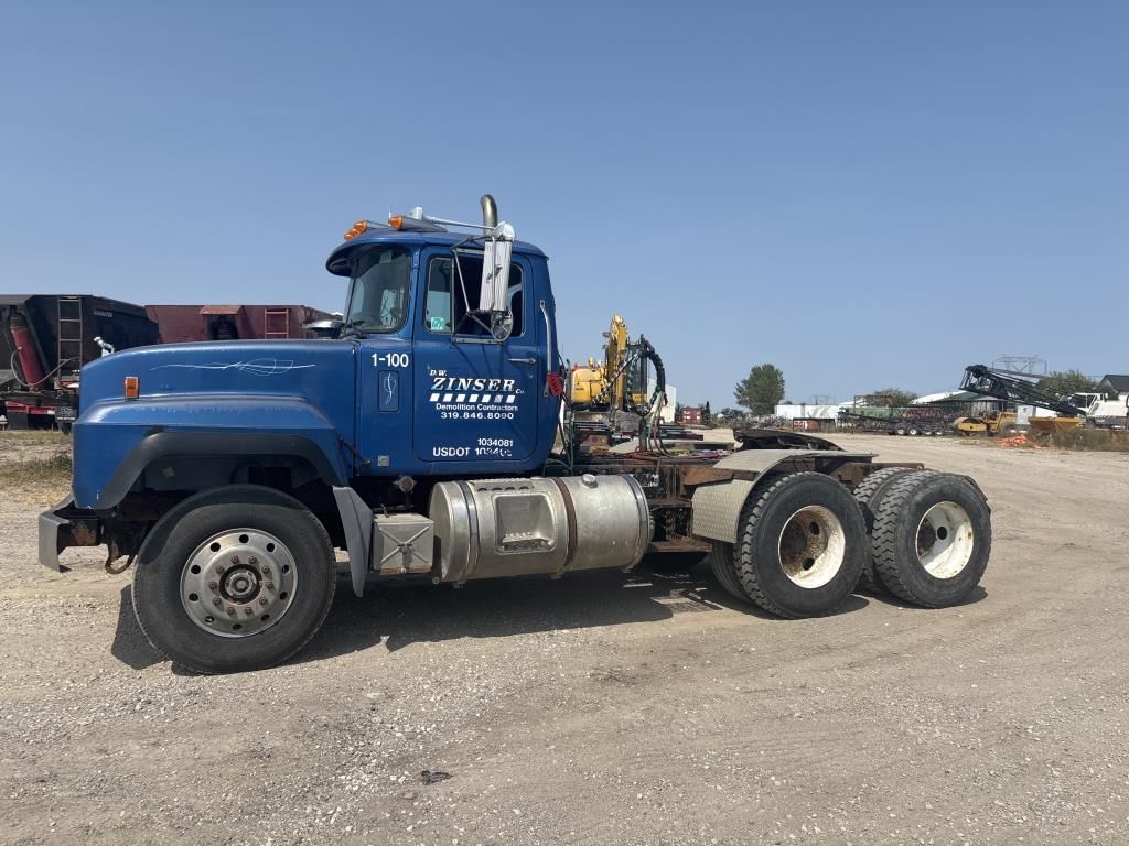 2000 Mack RD688S Equipment Image0