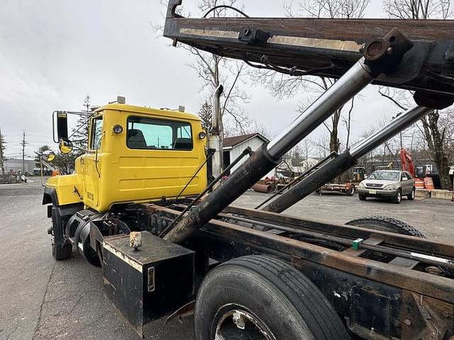 Image of Mack RD688S equipment image 1