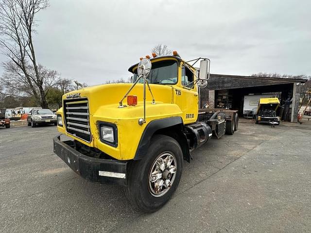 Image of Mack RD688S equipment image 4