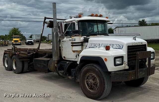 Image of Mack RD688S equipment image 2