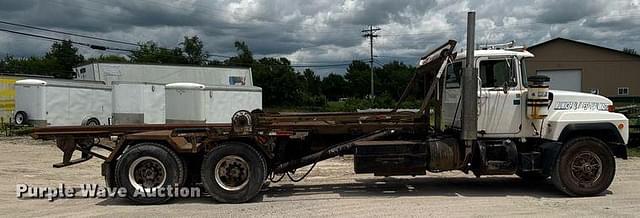Image of Mack RD688S equipment image 3