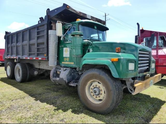 Image of Mack RD690S equipment image 1