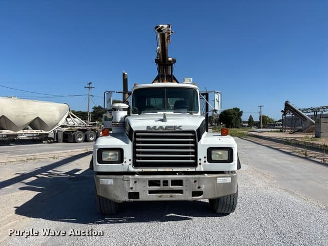 Image of Mack EM7-300 equipment image 1