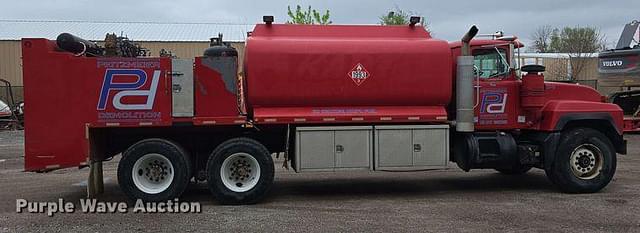 Image of Mack RD690S equipment image 3