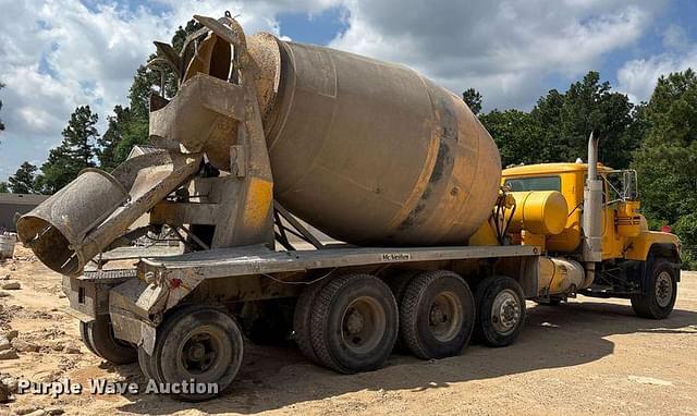 Image of Mack RD690S equipment image 4
