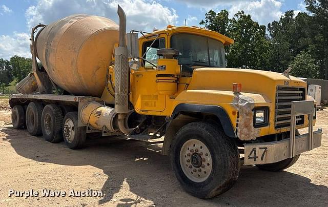 Image of Mack RD690S equipment image 2