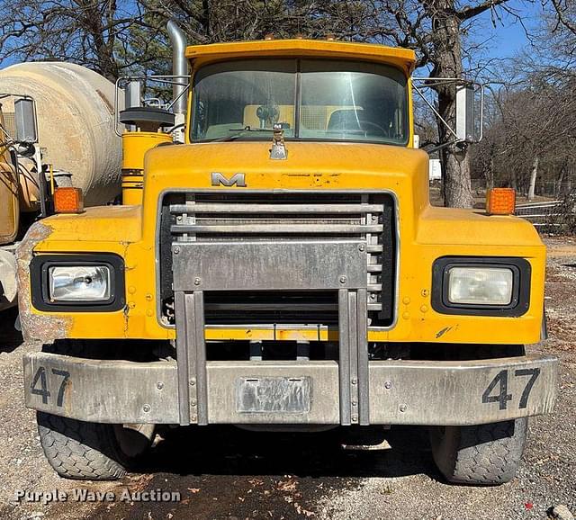 Image of Mack RD690S equipment image 1