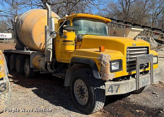 Image of Mack RD690S equipment image 3