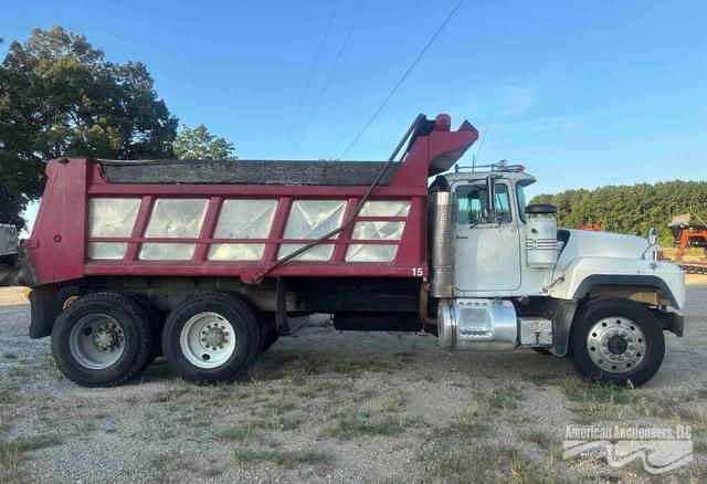 Image of Mack RD690S equipment image 3