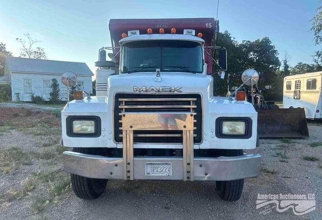 Image of Mack RD690S equipment image 1