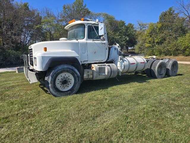 Image of Mack RD690S equipment image 3