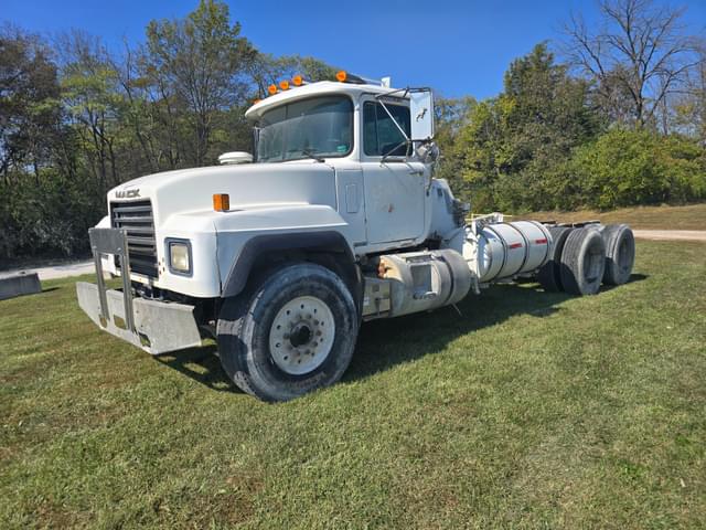 Image of Mack RD690S equipment image 2