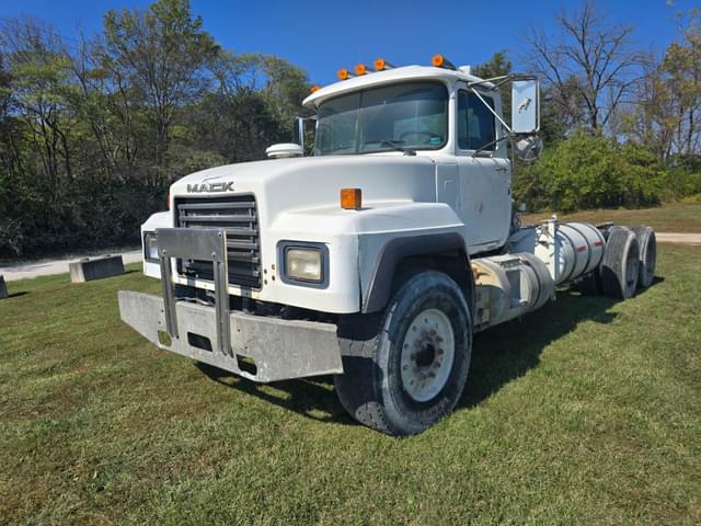 Image of Mack RD690S equipment image 1