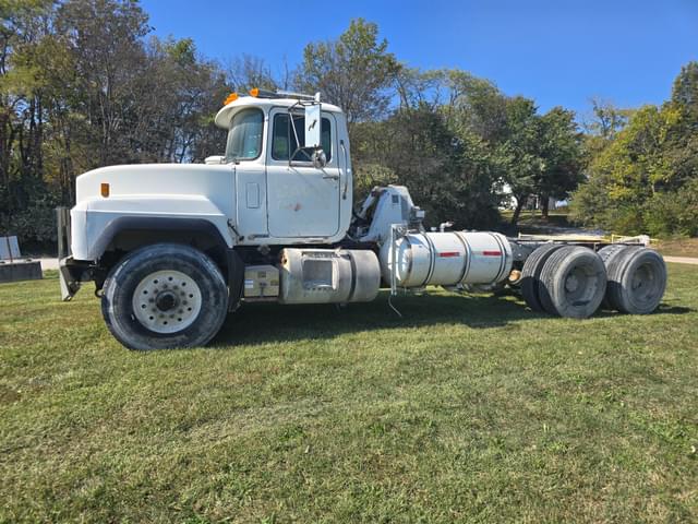 Image of Mack RD690S equipment image 4