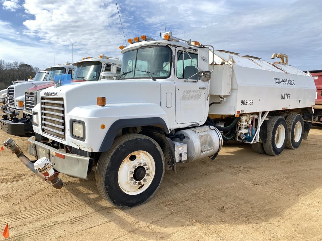 Image of Mack RD690S Primary image