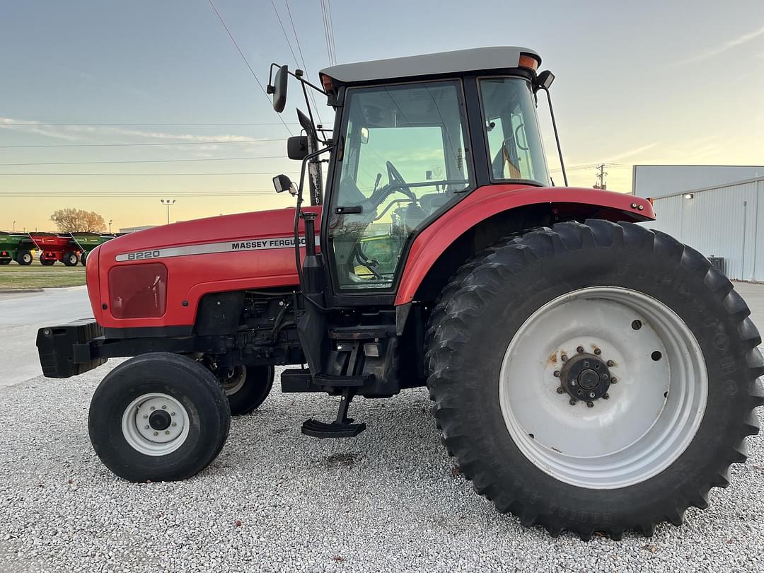 Image of Massey Ferguson 8220 Image 0