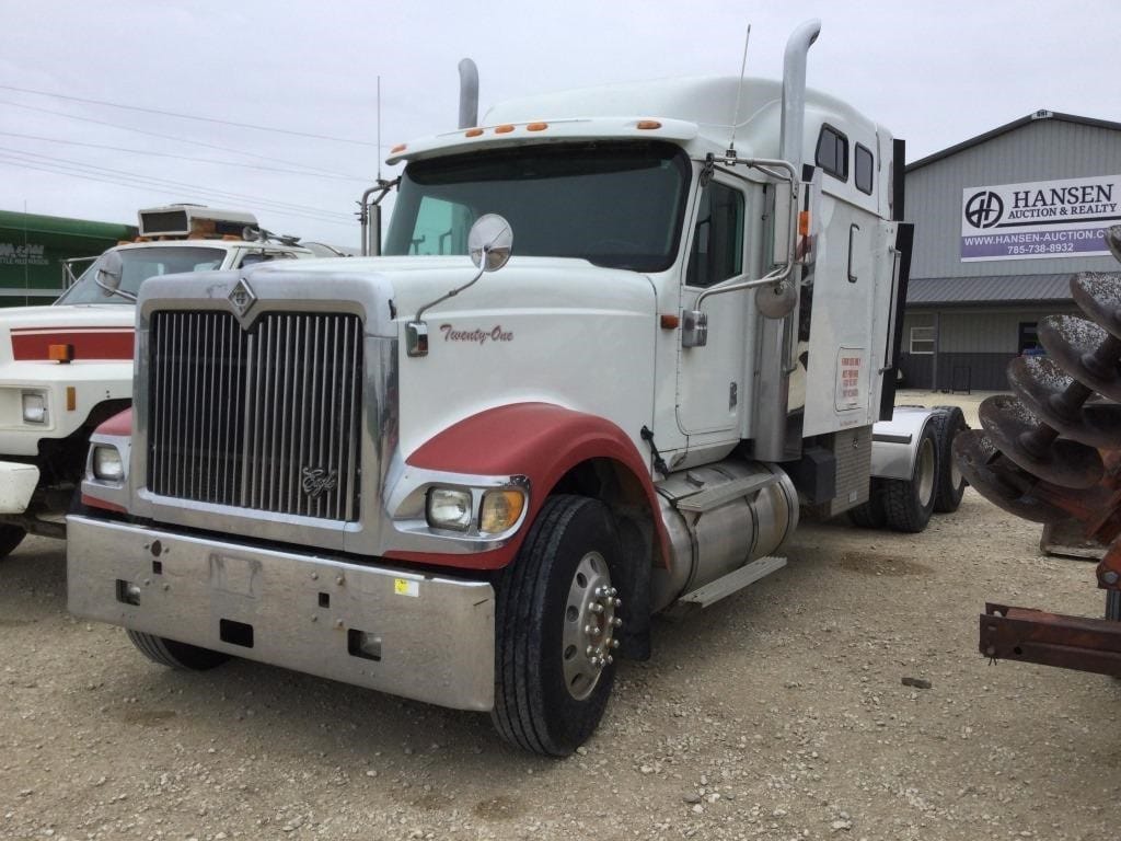 2000 International Navistar 9200i Equipment Image0