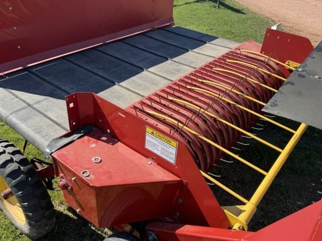 Image of New Holland 166 equipment image 4